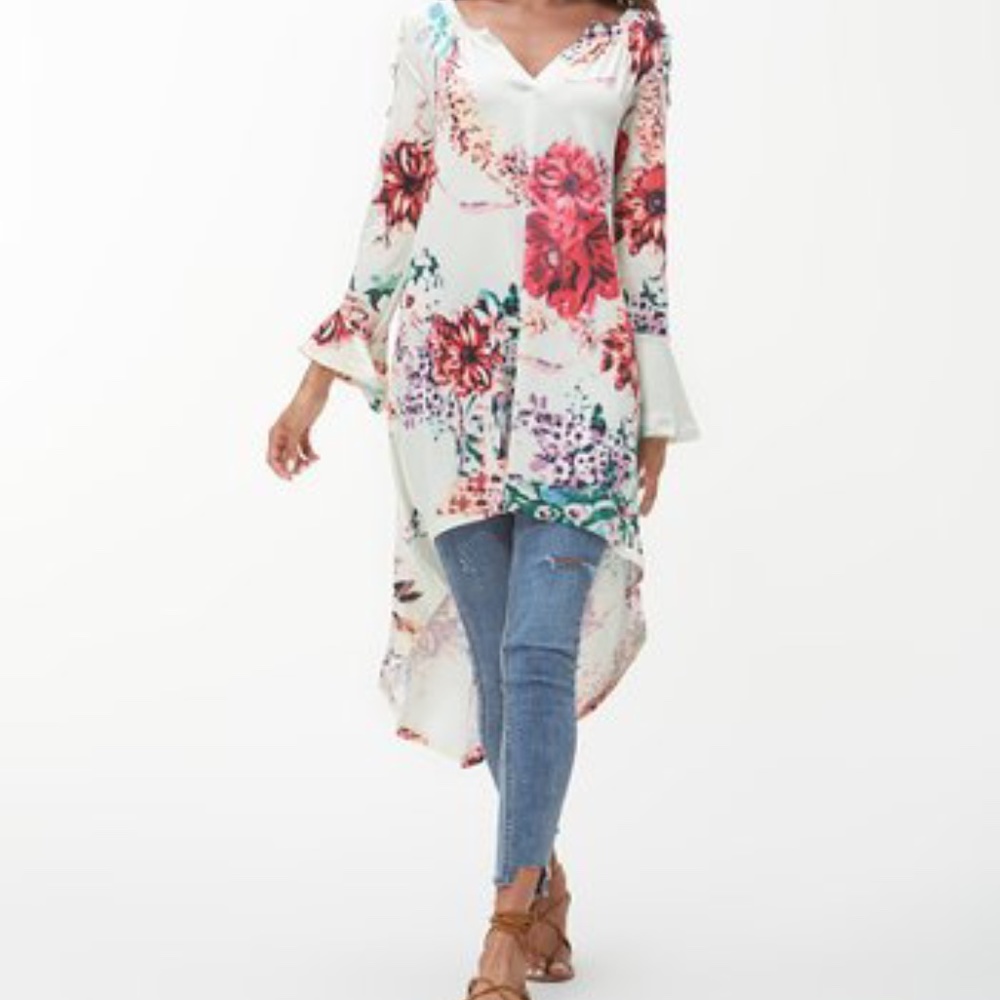 Beautiful white floral V-neck high-lo tunic